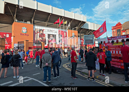 Per gli appassionati di calcio che arrivano ad Anfield per Liverpool la prima partita in casa della stagione 2019-20. Foto Stock