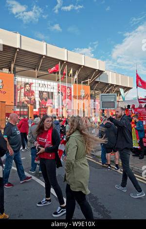 Per gli appassionati di calcio che arrivano ad Anfield per Liverpool la prima partita in casa della stagione 2019-20. Foto Stock