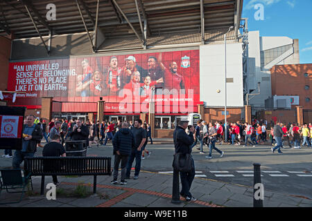 Per gli appassionati di calcio che arrivano ad Anfield per Liverpool la prima partita in casa della stagione 2019-20. Foto Stock