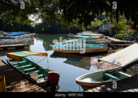 Acqua colorata taxi chiamato Pangas legato fino al dock lungo la laguna Sontecomapan in Sontecomapan, Veracruz, Messico. La laguna che sfocia nel golfo del Messico è uno dei meglio conservati delle zone umide costiere e foreste di mangrovie in Messico e in parte di Los Tuxtlas riserva della biosfera. Foto Stock