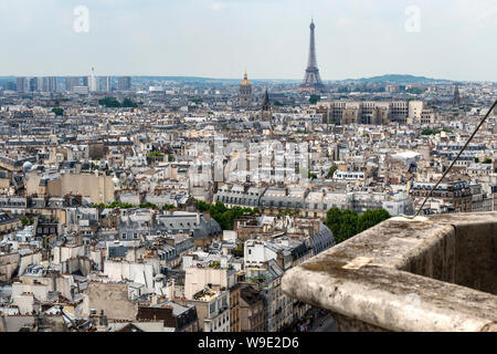 Vista aerea guardando ad ovest verso la Torre Eiffel dalla piattaforma di visualizzazione sulla Torre Sud della cattedrale di Notre Dame, l'Ile de la Cité, Parigi, Francia Foto Stock