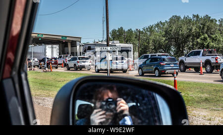 Stati Uniti Pattuglia di Confine agenti che operano un checkpoint di immigrazione, vicino al confine messicano, Texas, Stati Uniti d'America Foto Stock