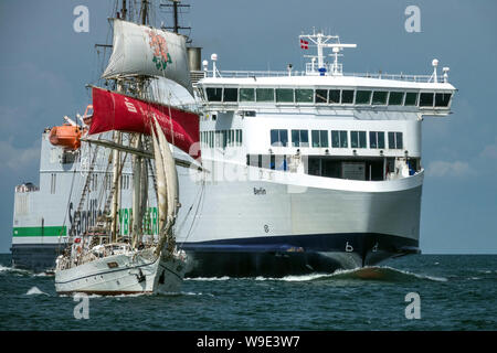 Barca a vela e traghetto ibrido Scandlines in avvicinamento al porto, Rostock Germany Sail Foto Stock