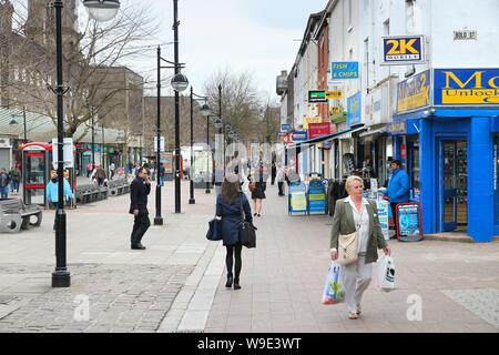 BOLTON, Regno Unito - 23 Aprile 2013: la gente a piedi lungo una strada commerciale a Bolton, Regno Unito. Bolton è parte della Greater Manchester, una delle più grandi aree di popolazione Foto Stock