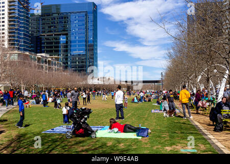 Dallas, Texas - USA - Marzo 16, 2019: soleggiata giornata di primavera in Klyde Warren Park a Dallas. Persone di mangiare in foodtrucks. Foto Stock