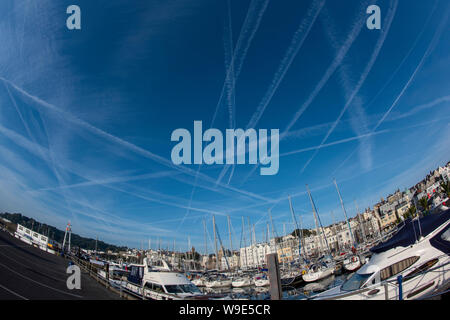 Aeromobili con sentieri sopra St Peter Port Harbour. Foto Stock