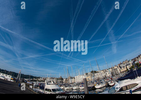 Aeromobili con sentieri sopra St Peter Port Harbour. Foto Stock