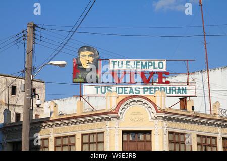 CIENFUEGOS, CUBA - Febbraio 3, 2011: Propaganda sign in strada a Cienfuegos, Cuba. Il cartellone raffigura famoso rivoluzionario Che Guevara. Foto Stock