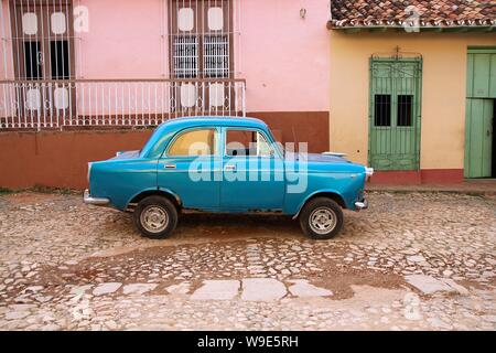 TRINIDAD, CUBA - Febbraio 4, 2011: Oldtimer classic auto parcheggiate in Trinidad. Cuba ha uno dei più bassi auto pro-capite le tariffe (38 per ogni mille persone in 200 Foto Stock
