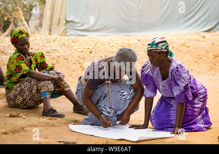 Agricoltrici nei pressi di Kasama, Zambia, impegnandosi nella ricerca partecipativa sul sostentamento security Foto Stock