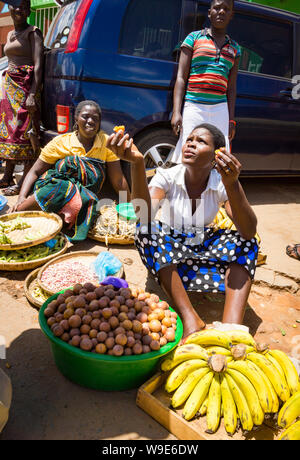 Le donne gli operatori di mercato per la vendita di frutta in Mzuzu, Malawi Foto Stock
