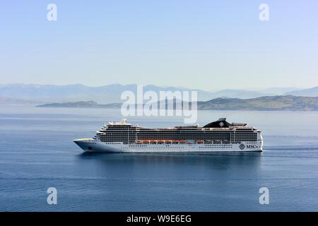 La nave di crociera, MSC Magnifica,voce per il porto di Corfù,nel mare Ionio, Isole Ionie, Grecia Foto Stock