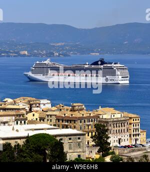 La nave di crociera, MSC Magnifica,voce per il porto di Corfù,nel mare Ionio, Isole Ionie, Grecia Foto Stock