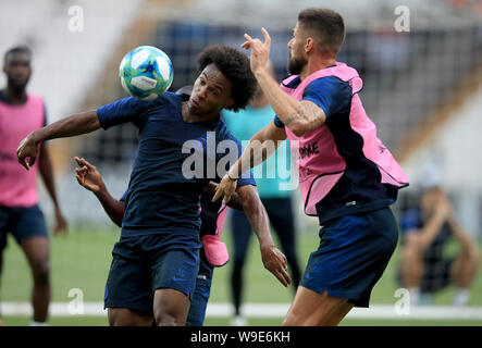 Chelsea's Willian (sinistra) e Olivier Giroud (a destra) durante la sessione di formazione a Besiktas Park, Istanbul. Foto Stock