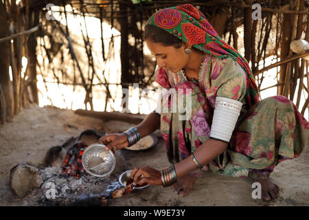 Donna tribale in un villaggio rurale nel distretto di Kutch, Gujarat. La regione di Kutch è ben noto per la sua vita tribale e cultura tradizionale. Foto Stock