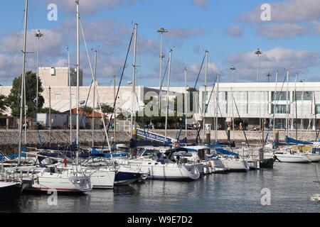 Lisbona, Portogallo - 5 giugno 2018: Barche in Doca do Bom Sucesso marina sul fiume Tago a Lisbona. Lisbona è la 11th-più popolosa area urbana nell'Unione europea ( Foto Stock