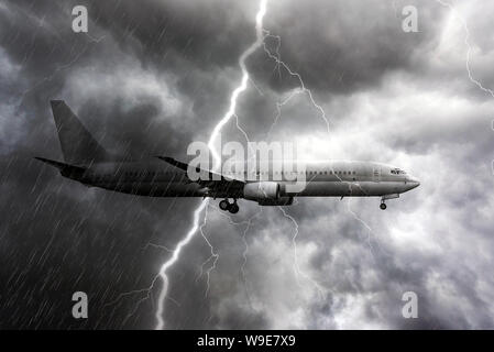 Aeroplano durante heavy rain, tempesta con temporale fulmini, maltempo sullo sfondo Foto Stock