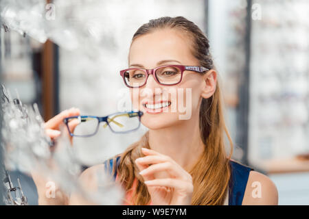 Donna di essere soddisfatti con il nuovo occhiale ha acquistato in negozio Foto Stock