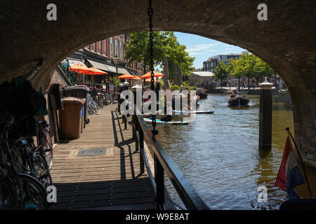 Leiden, Olanda - Luglio 05, 2019: corridoio, percorso a piedi sotto il ponte sopra il Nieuwe Rijn canal Foto Stock