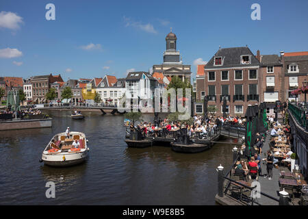 Leiden, Olanda - Luglio 05, 2019: ristorante terrazza su barche in corrispondenza del punto di attraversamento della Oude e Nieuwe Rijn Foto Stock