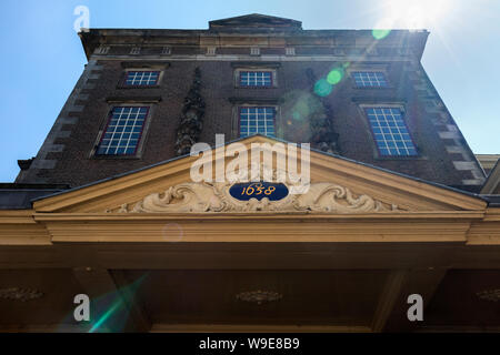 Leiden, Olanda - Luglio 05, 2019: la facciata della casa pesano monumento costruito nel 1658 Foto Stock