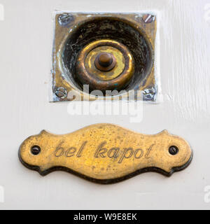 Leiden, Olanda - Luglio 05, 2019: Tradizionale rame antico del campanello con il segno bell non funziona Foto Stock