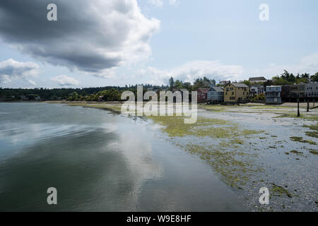 Coupeville, Washington - Luglio 9, 2019: litorale con case a Whidbey Island durante la bassa marea sul Puget Sound Foto Stock