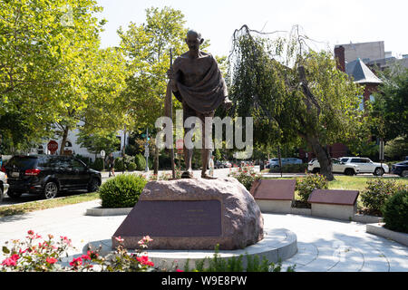 Washington, DC - Agosto 8, 2019: Grandi Mahatma Mohandas Gandhi statua si trova al di fuori dell'Ambasciata indiana in Embassy Row area di Dupont Circle Foto Stock