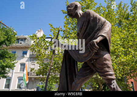 Washington, DC - Agosto 8, 2019: Grandi Mahatma Mohandas Gandhi statua si trova al di fuori dell'Ambasciata indiana in Embassy Row area di Dupont Circle Foto Stock