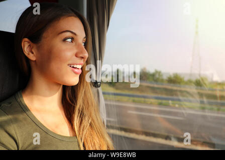 Happy Train passeggero seduto in un sedile godendo di viaggio e guardando attraverso la finestra. Foto Stock