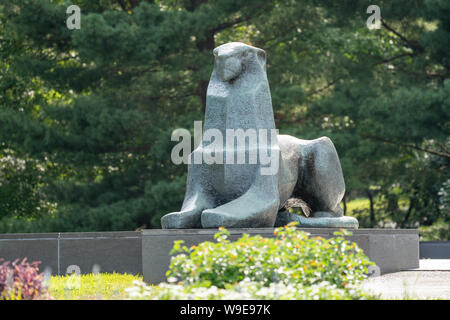 Arlington, VA - Agosto 8, 2019: un leone di bronzo statua guarda oltre la città di Washington DC da Paesi Bassi Carillon in Virginia Foto Stock