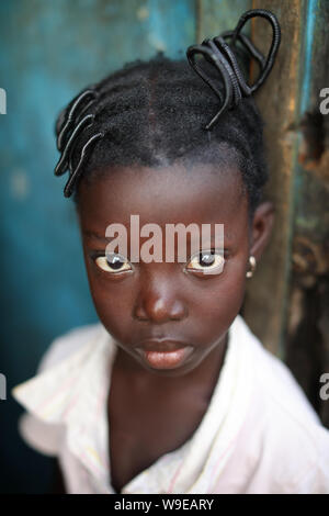 Bellissima ragazza con una bella acconciatura in una baracca nel villaggio di pescatori Jamestown in Accra, Ghana Foto Stock