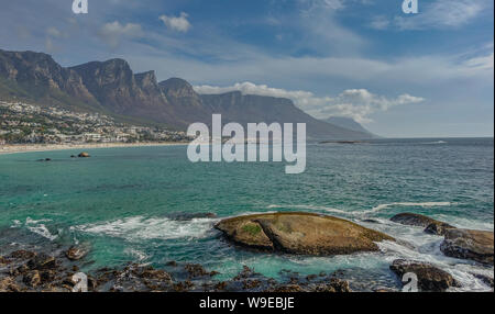 Camps Bay, Città del Capo, Sud Africa - 12 Novembre 2017: vista al tramonto della montagna dodici apostoli dalla spiaggia di Camps Bay a Cape abitato Foto Stock