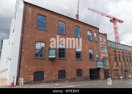 Vecchia fabbrica in Loveday Street nello storico quartiere di pistola in Aston, Birmingham che è stato convertito in appartamenti di lusso Foto Stock