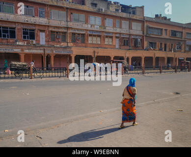 Jaipur, Rajastan, India - 1 Aprile 2018: Donna da torna a piedi giù per una strada a Jaipur Foto Stock