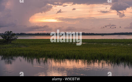 Isola Pinckney, South Carolina, Stati Uniti d'America - Luglio 23, 2018: tramonto sull isola Pinckney, una piccola riserva naturale in Carolina del Sud Foto Stock