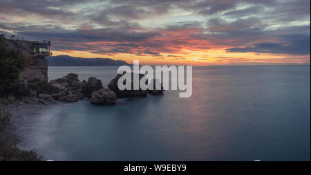 Nerja, Malaga, Andalusi, Spagna - 19 Gennaio 2019: idilliaco sunrise sul ben noto Balcón de Europa nella città di Nerja, Spagna meridionale Foto Stock