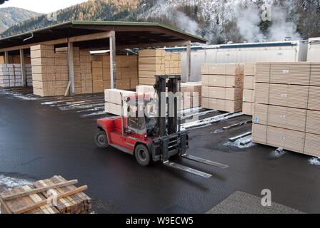 Carrello al legname di una grande segheria, dove il legno segato tavole vengono essiccate per uso nel settore della costruzione. Foto Stock