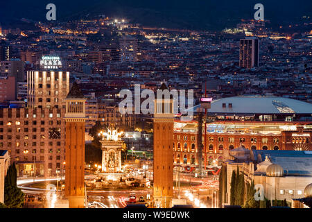 Città di Barcellona notte cityscape in Catalogna, Spagna, Plaza Espana - Plaça d'Espanya con Plaza de toros de Las Arenas e Torri Veneziane Foto Stock