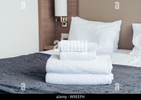 Gli Asciugamani Bianchi Rotolano Sul Letto Nella Camera Da Letto Dell'hotel  Immagine Stock - Immagine di nazionale, commercio: 105872085