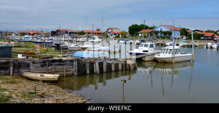 Foto panoramica di ostreicole porto di La Teste de Buch, comune è situato sulle rive della Baia di Arcachon, nel dipartimento Gironde nel sud-ovest Foto Stock