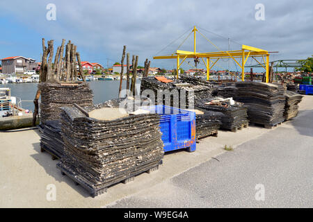 Oyster sacchetti a ostreicole porto di La Teste de Buch, comune è situato sulle rive della Baia di Arcachon, nella Gironda dipartimento in Francia Foto Stock