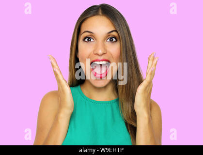 Sorpreso sorpreso donna che guarda la telecamera isolata su sfondo viola. Immagine di scioccato eccitato giovane lady. Foto Stock