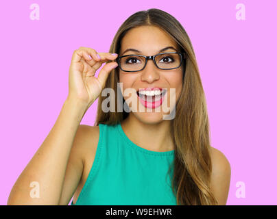 Bella eccitato giovane donna con gli occhiali su sfondo viola. Eyewear e una visione chiara del concetto. Foto Stock