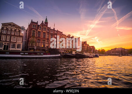 Bel tramonto sul canal a Amsterdam, Paesi Bassi Foto Stock