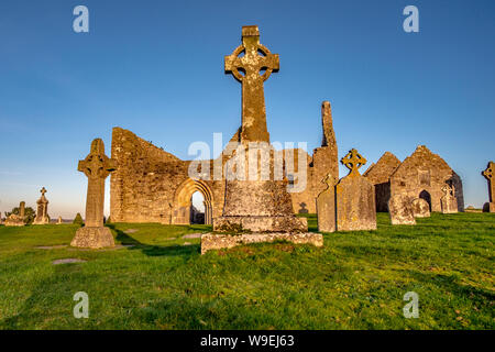 Monastero di Clonmacnoise in Irlanda in campagna Foto Stock