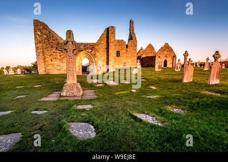 Monastero di Clonmacnoise in Irlanda in campagna Foto Stock