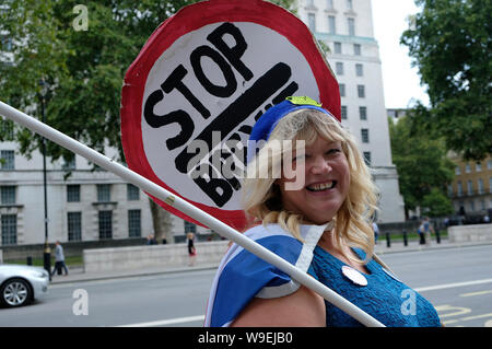 Un manifestante detiene una targhetta che dice brexit di arresto al di fuori del Cabinet Office a Londra durante la dimostrazione.manifestanti radunati fuori l'Ufficio di Gabinetto per la domanda di una revoca dell'articolo 50 e per arrestare Brexit. Foto Stock
