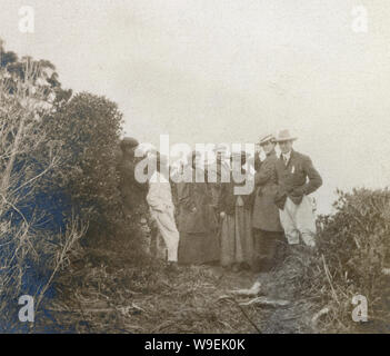 Antique c1890 fotografia, bianco e americano africano all'esterno del gruppo. Posizione sconosciuta, STATI UNITI D'AMERICA. Fonte: fotografia originale. Foto Stock