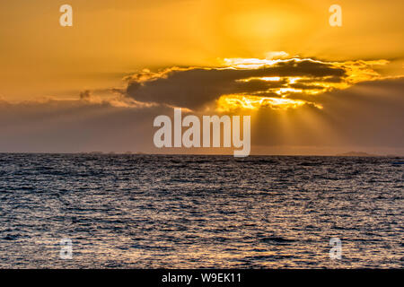 Tramonto crepuscolo raggi sul mare da nord Uist vicino Balranald Foto Stock